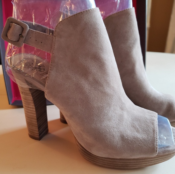 Vince Camuto Gilsa Peep Toe Bootie size 10 - Picture 2 of 6